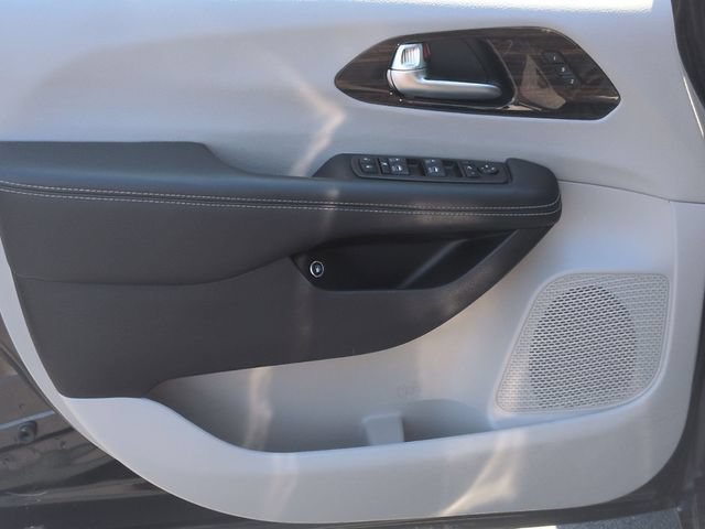 Used 2023 Chrysler Pacifica Limited FWD image 11