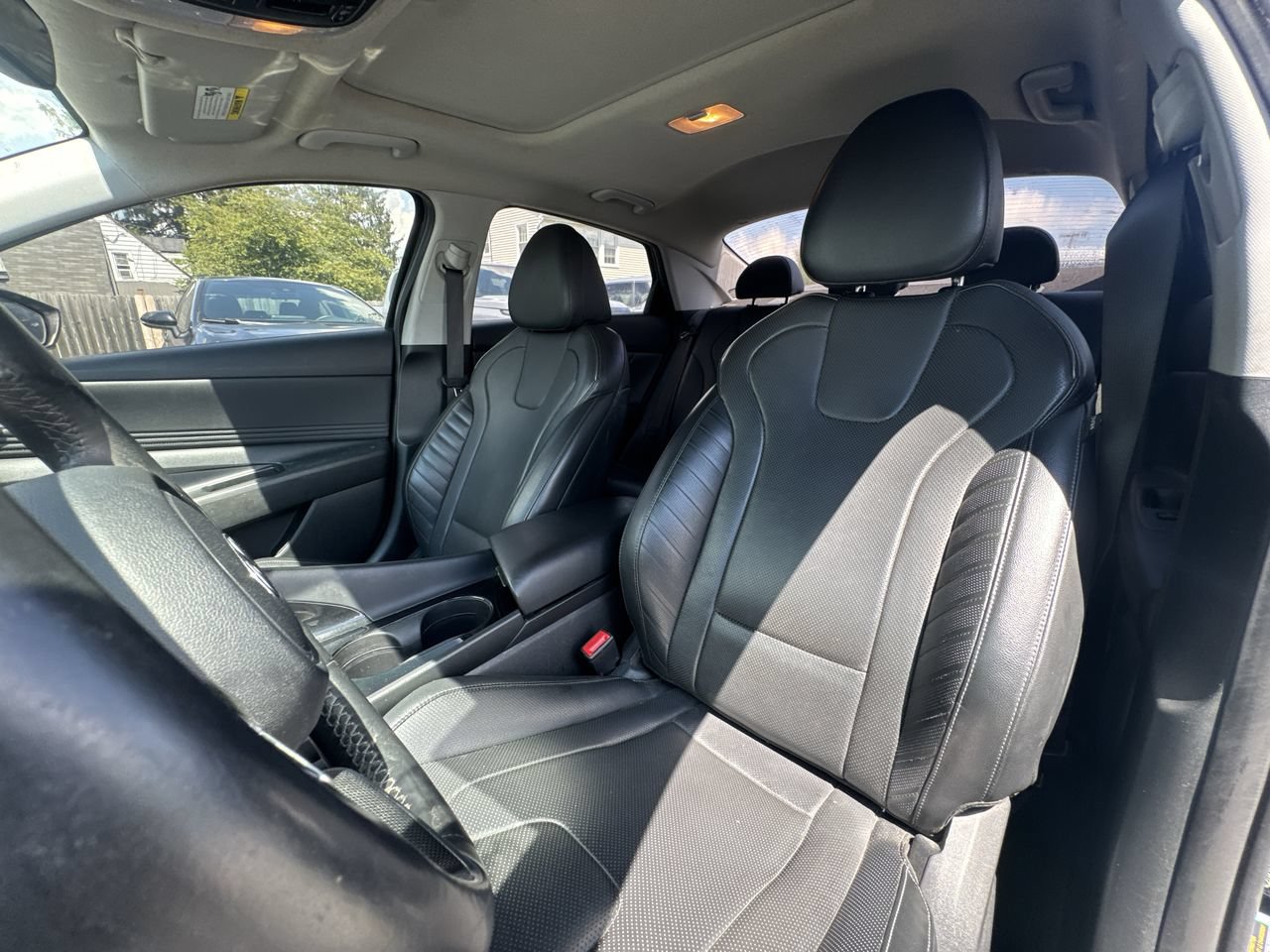 Used 2022 Hyundai Elantra Limited FWD image 2