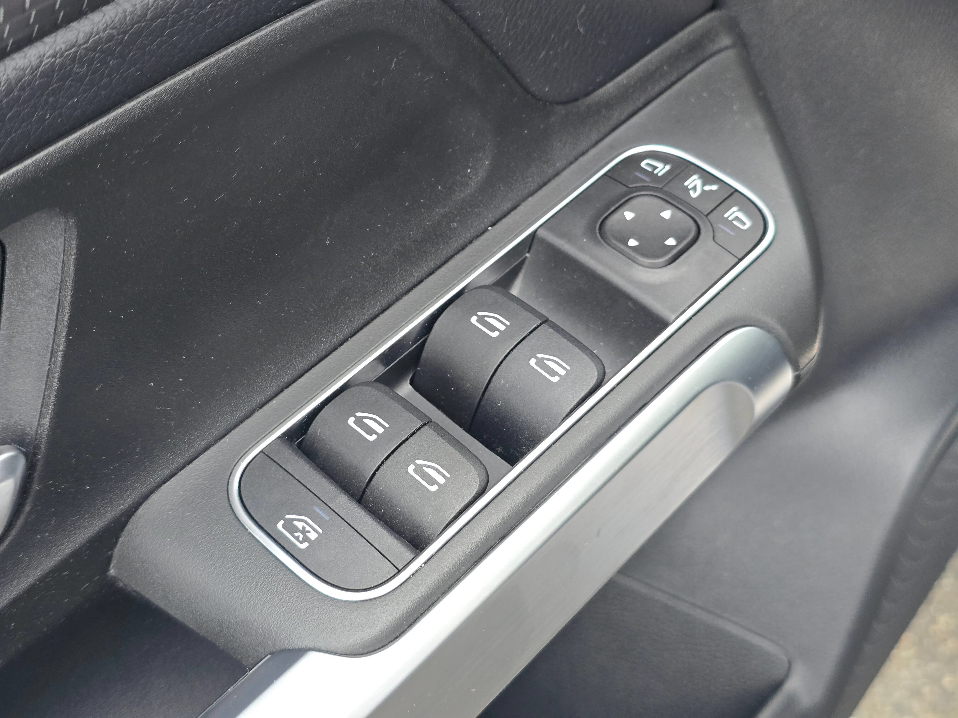 Used 2022 Mercedes-Benz GLB 250 4MATIC image 23