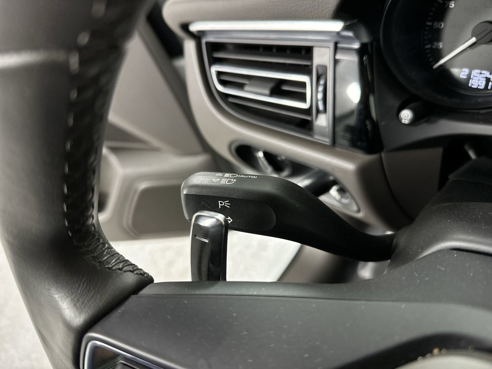 Used 2023 Porsche Macan image 14