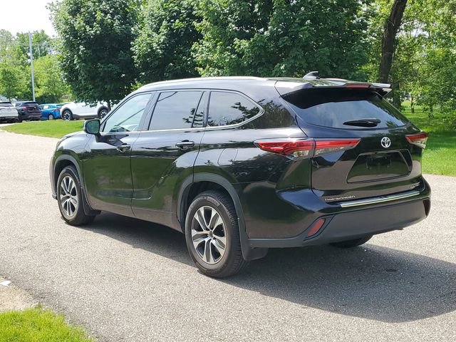 Used 2022 Toyota Highlander XLE AWD/4WD image 3