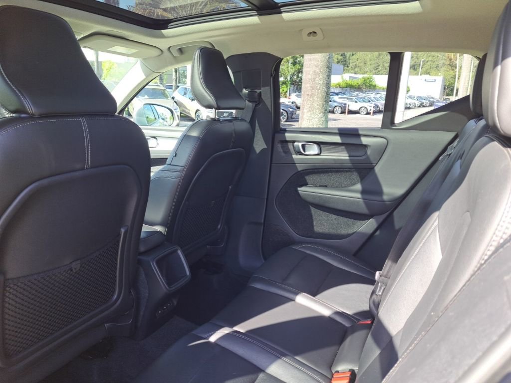 Used 2021 Volvo XC40 T5 Momentum w/ Climate Package image 7
