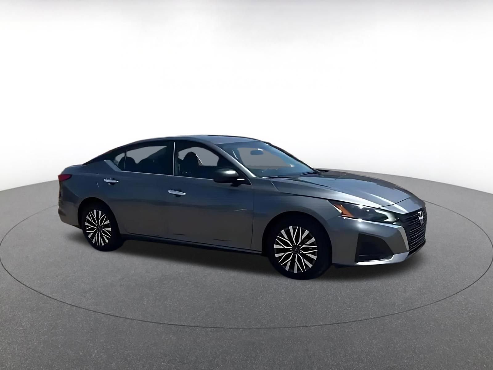 Used 2025 Nissan Altima 2.5 SV FWD image 2