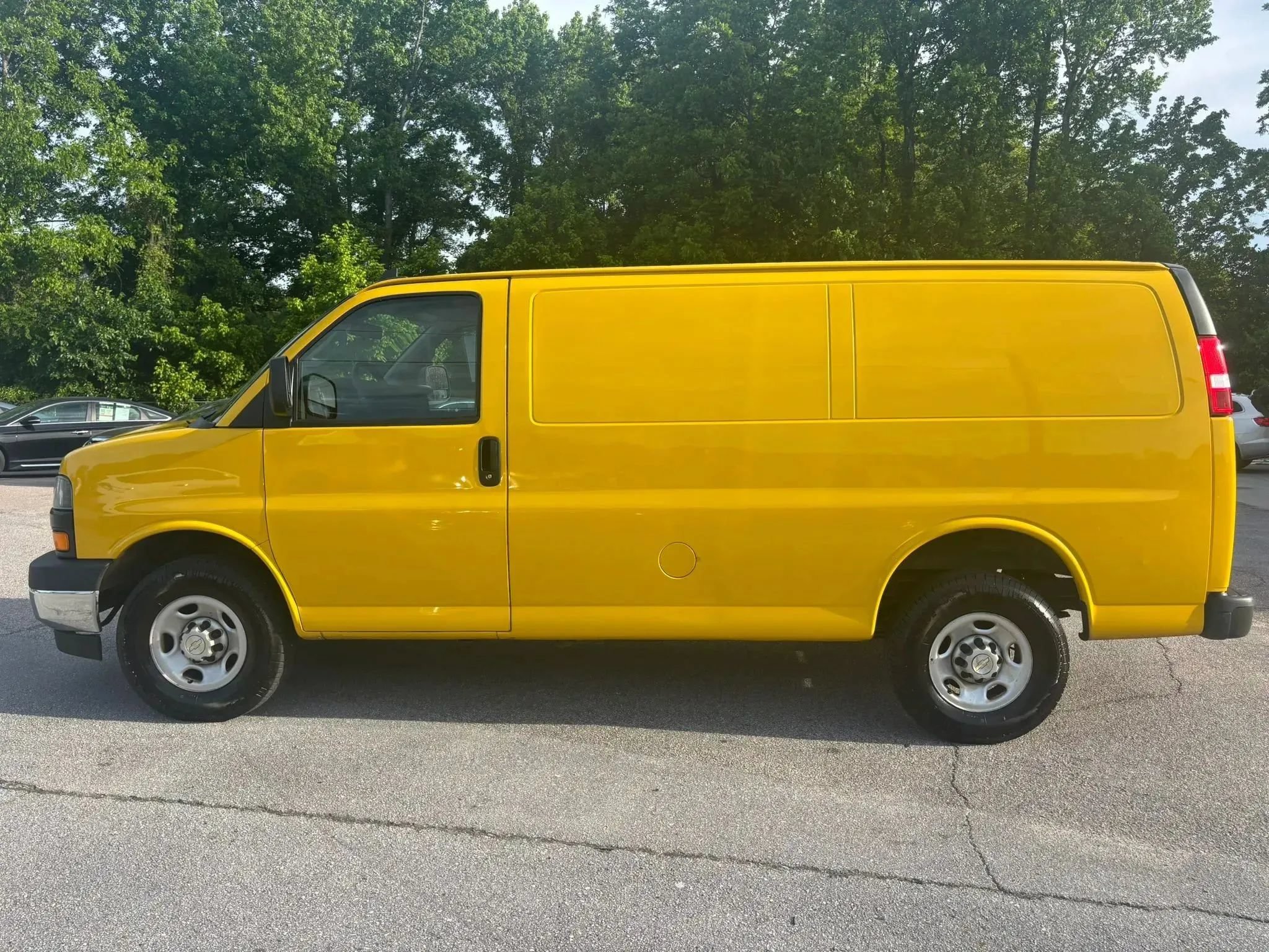 Used 2023 Chevrolet Express 2500 RWD image 10