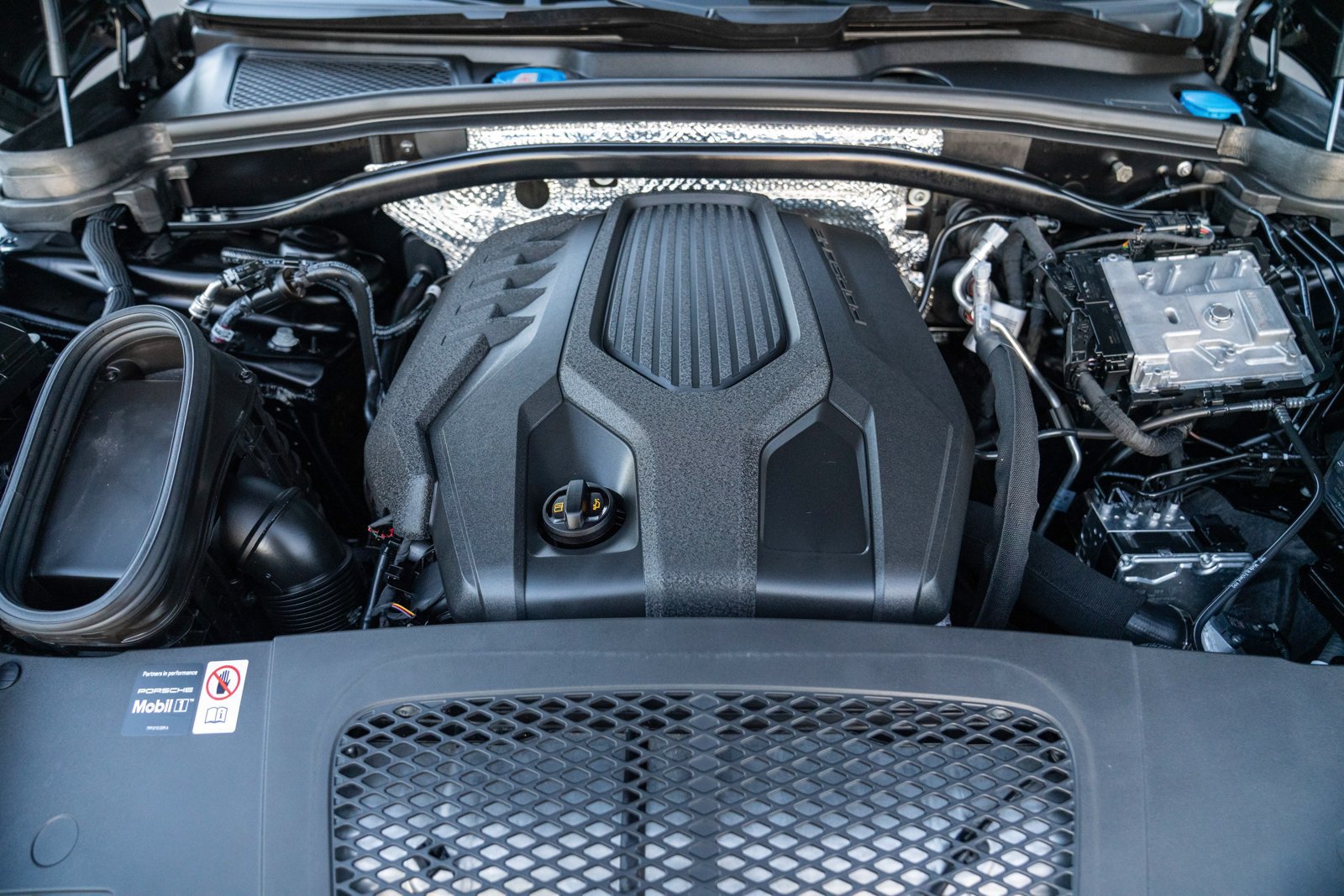 Certified 2026 Porsche Macan Turbo AWD/4WD image 29