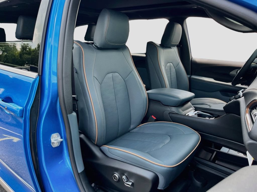 New 2027 Chrysler Pacifica Pinnacle w/ Theater Group FWD image 29