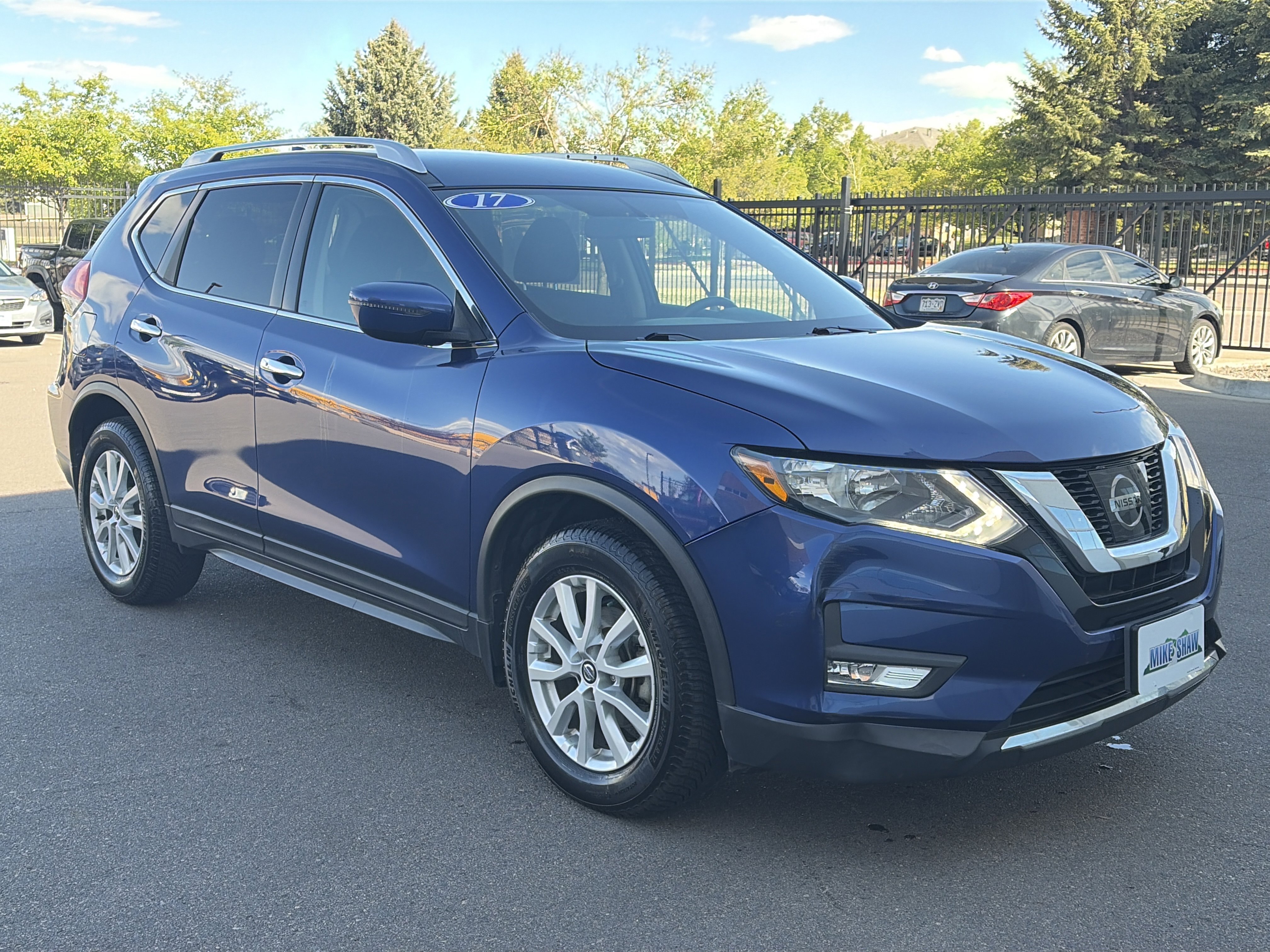 Used 2017 Nissan Rogue SV FWD image 3