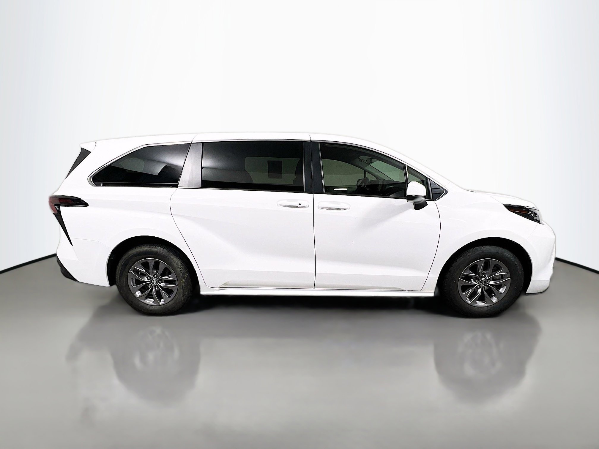 Used 2023 Toyota Sienna LE image 3