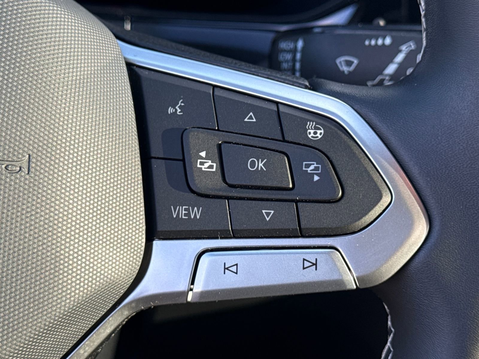 Certified 2023 Volkswagen Taos SE image 33