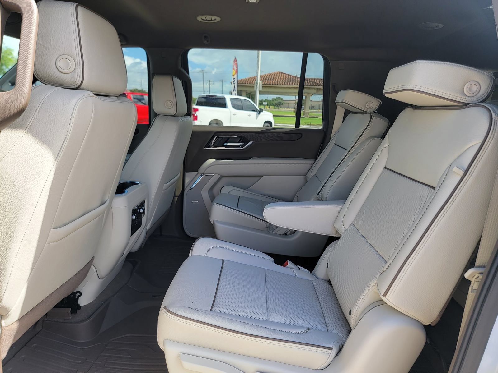 New 2026 GMC Yukon XL Denali w/ LPO, Floor Liner Package AWD/4WD image 17