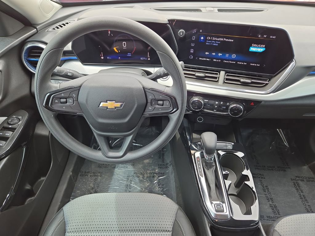 Used 2025 Chevrolet Trax LT FWD image 18