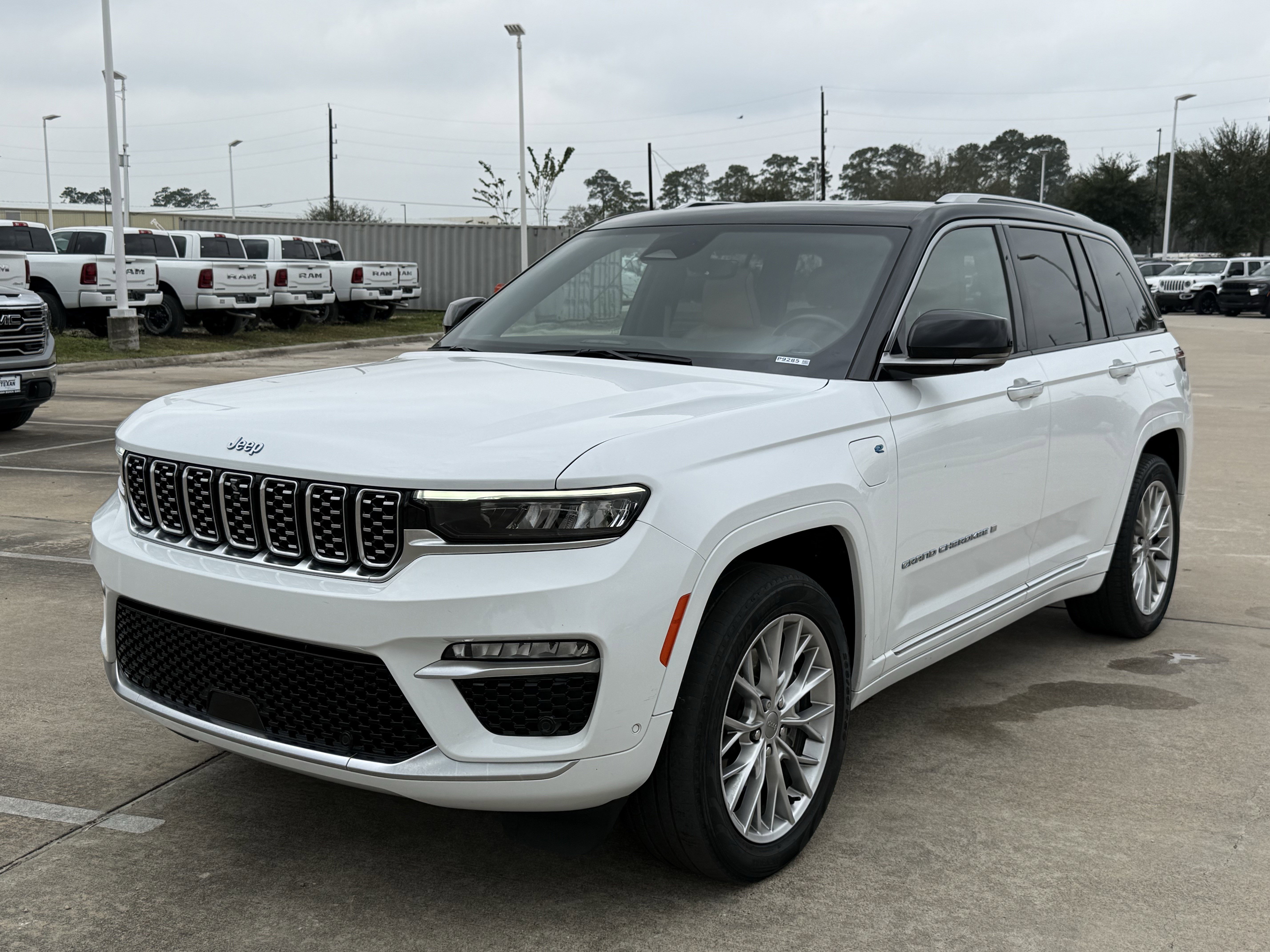 Used 2022 Jeep Grand Cherokee Summit w/ Luxury Tech Group V image 9