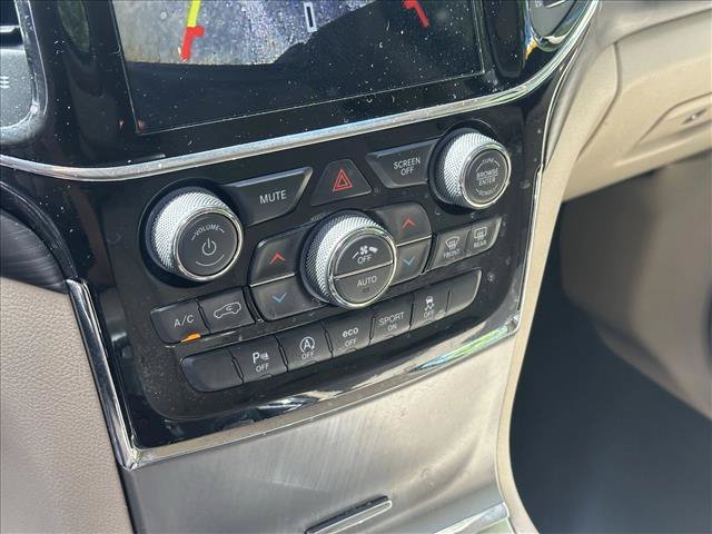 Used 2019 Jeep Grand Cherokee Laredo w/ 18" Wheel & 8.4" Radio Group AWD/4WD image 15