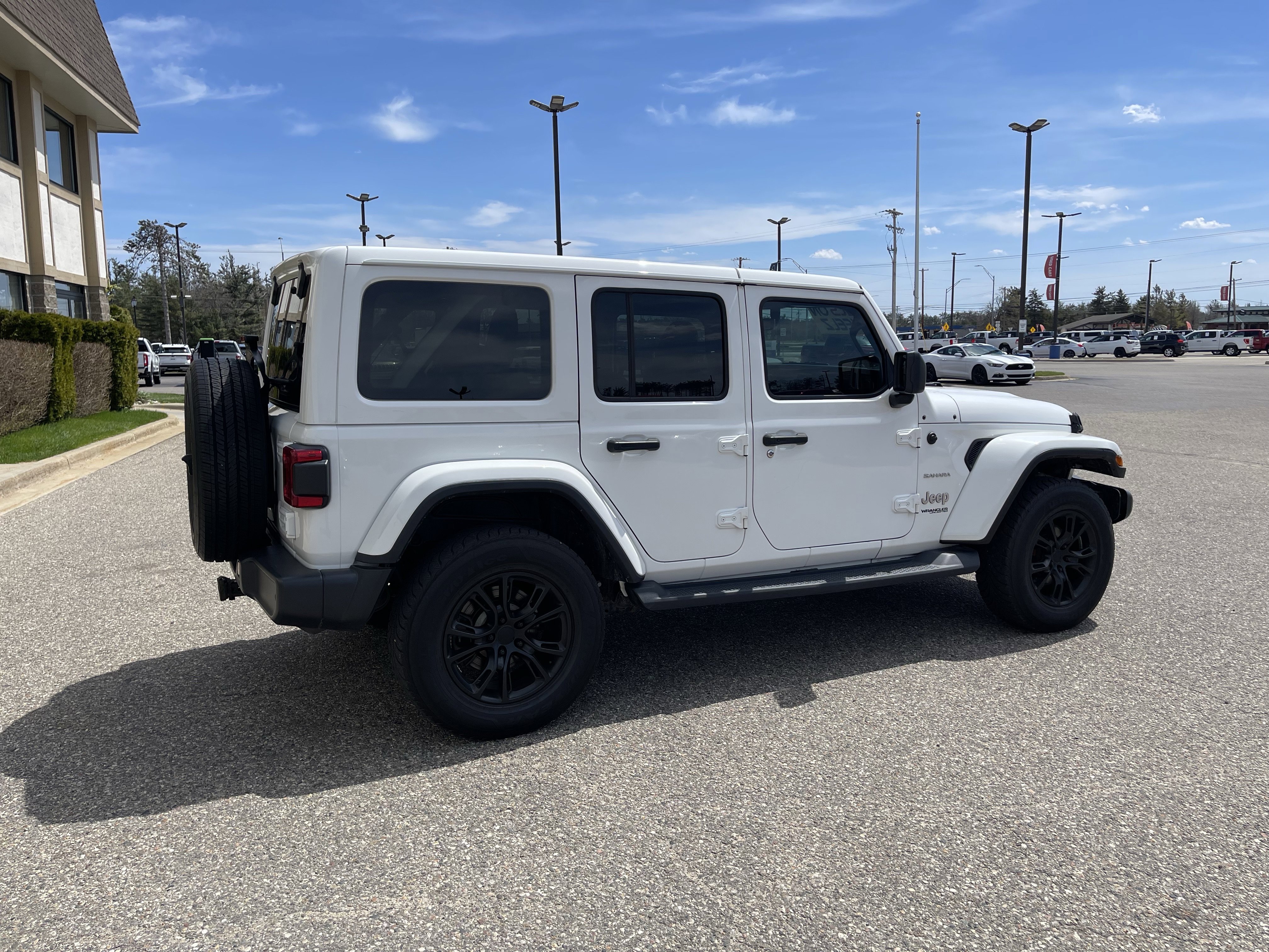 Used 2018 Jeep Wrangler Unlimited Sahara w/ Uconnect 4C Nav & Sound Group AWD/4WD image 4
