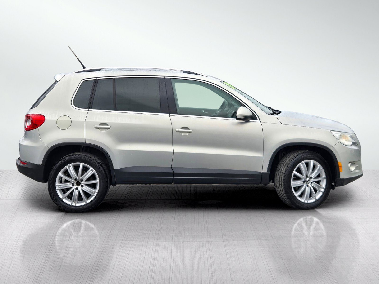 Used 2009 Volkswagen Tiguan SE AWD/4WD image 3
