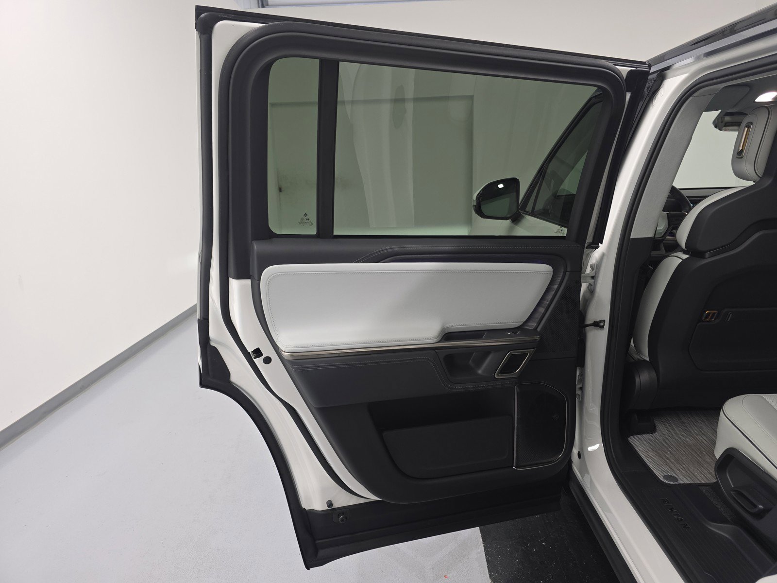 Used 2024 Rivian R1S Adventure image 17