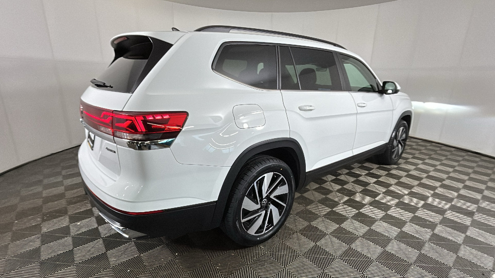 Used 2025 Volkswagen Atlas SE AWD/4WD image 2