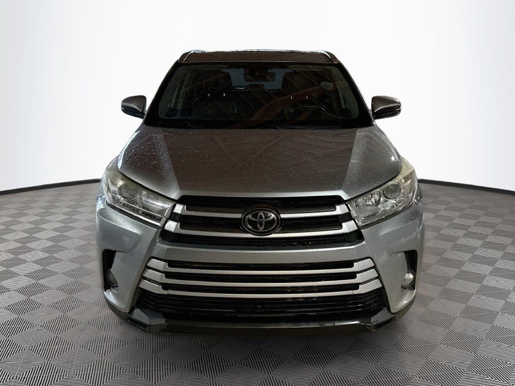 Used 2019 Toyota Highlander XLE FWD image 2