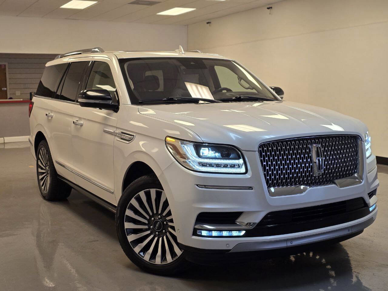 Used 2019 Lincoln Navigator Reserve image 2