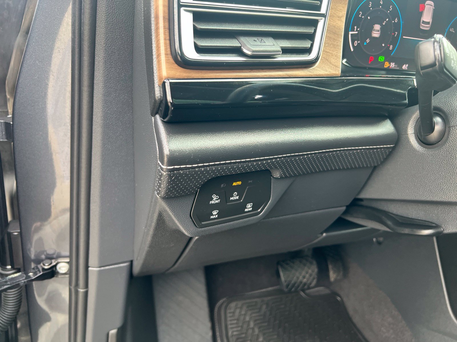 Used 2024 Volkswagen Atlas SE w/ Panoramic Sunroof Package AWD/4WD image 23