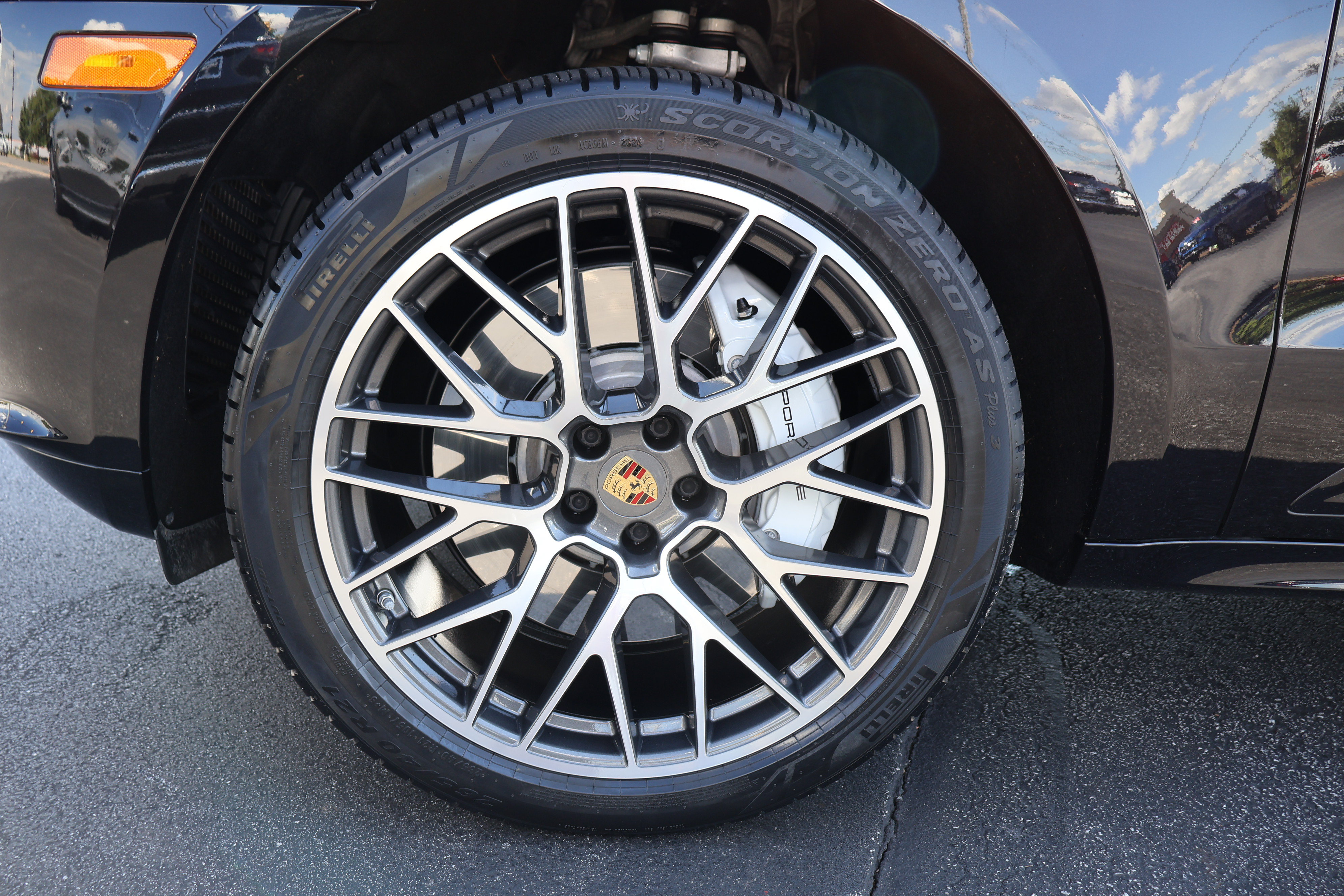 Used 2020 Porsche Macan Turbo AWD/4WD image 9