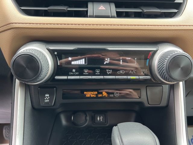 Used 2019 Toyota RAV4 LE w/ Carpet Mat Package image 19