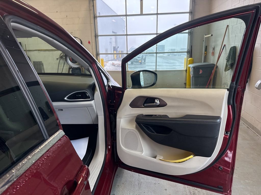 Used 2023 Chrysler Voyager LX image 51