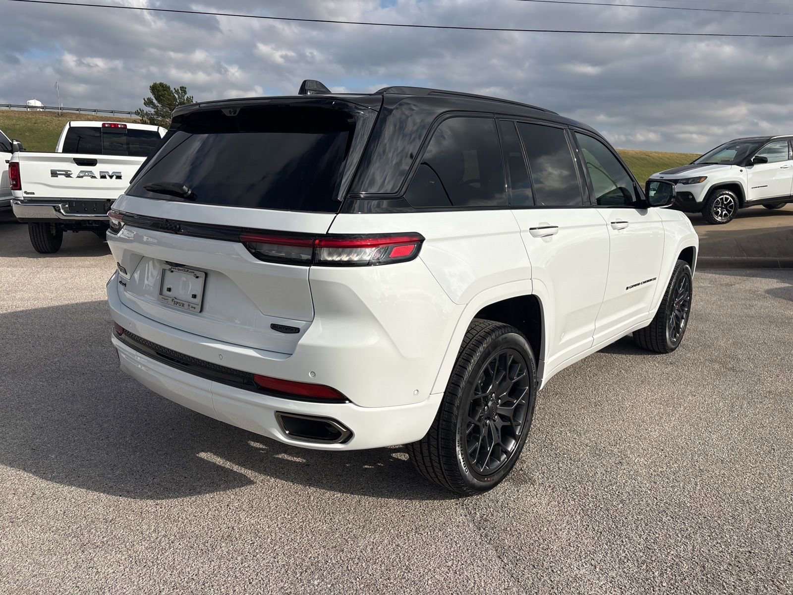 New 2025 Jeep Grand Cherokee Summit image 6