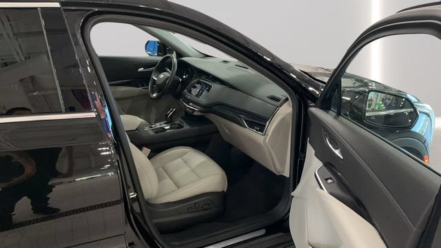 Used 2023 Cadillac XT4 Luxury w/ Cold Weather Package AWD/4WD image 12