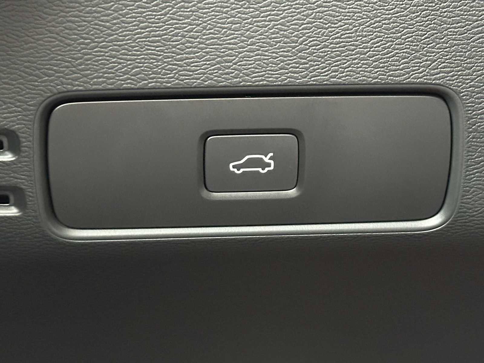 Used 2025 Volvo XC40 B5 Core w/ Protection Package Premier image 32