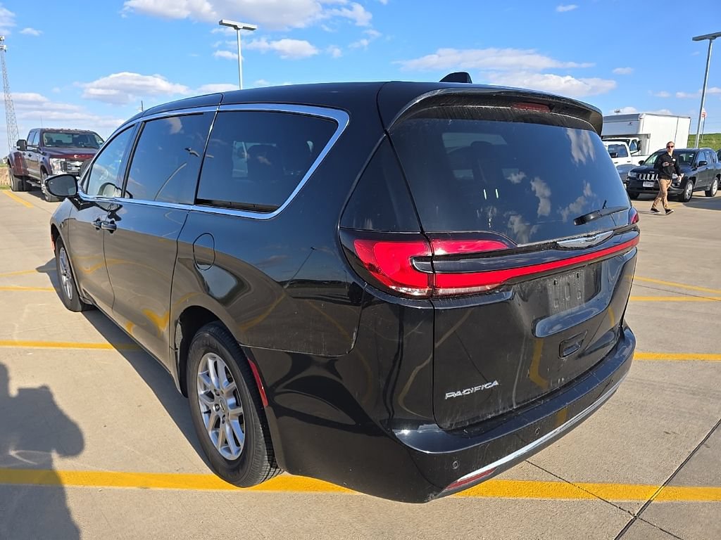 Used 2025 Chrysler Pacifica Select FWD image 7