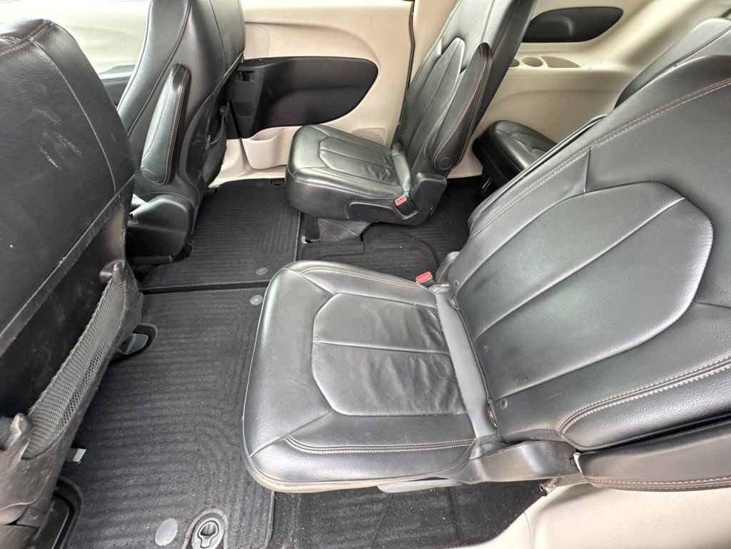 Used 2017 Chrysler Pacifica Touring-L FWD image 9