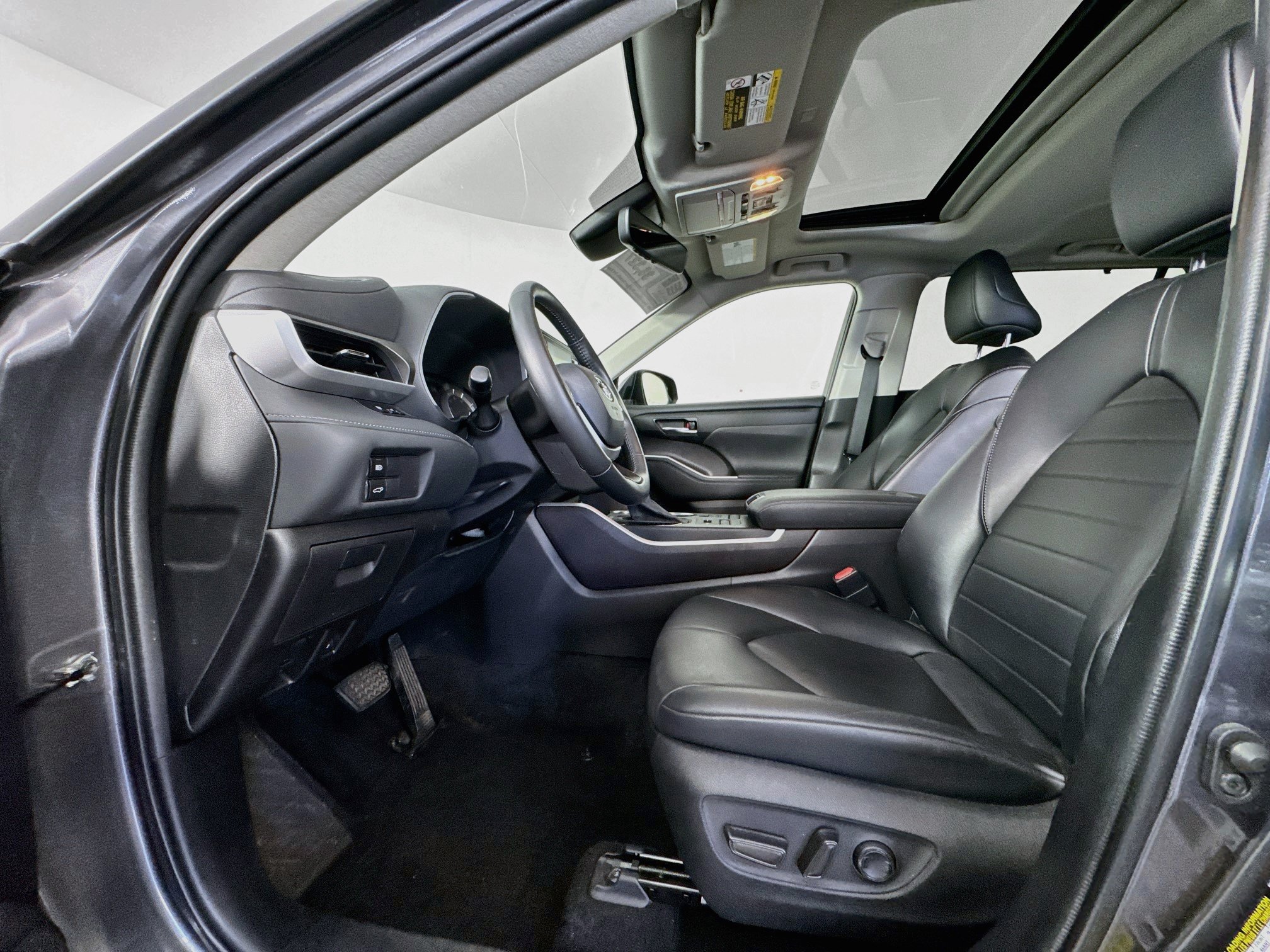 Used 2022 Toyota Highlander XLE AWD/4WD image 20