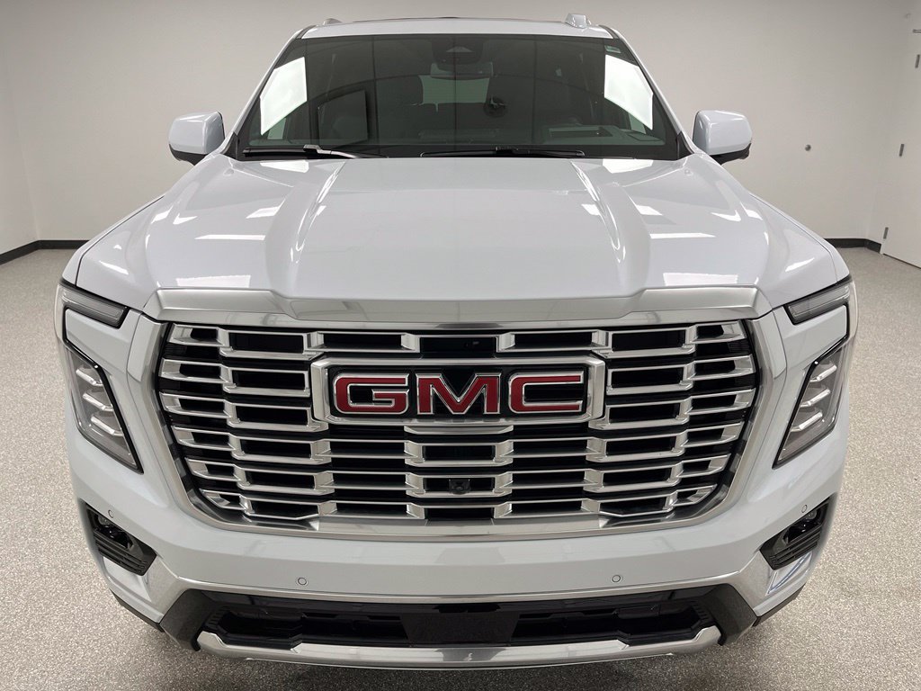 Used 2026 GMC Yukon Denali w/ Sun & Power Step Package AWD/4WD image 3