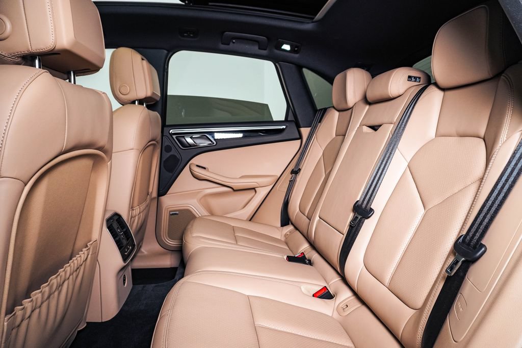 Certified 2023 Porsche Macan S AWD/4WD image 17