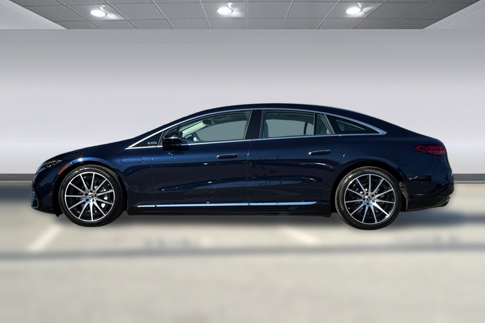 Used 2022 Mercedes-Benz EQS 580 4MATIC Sedan image 2