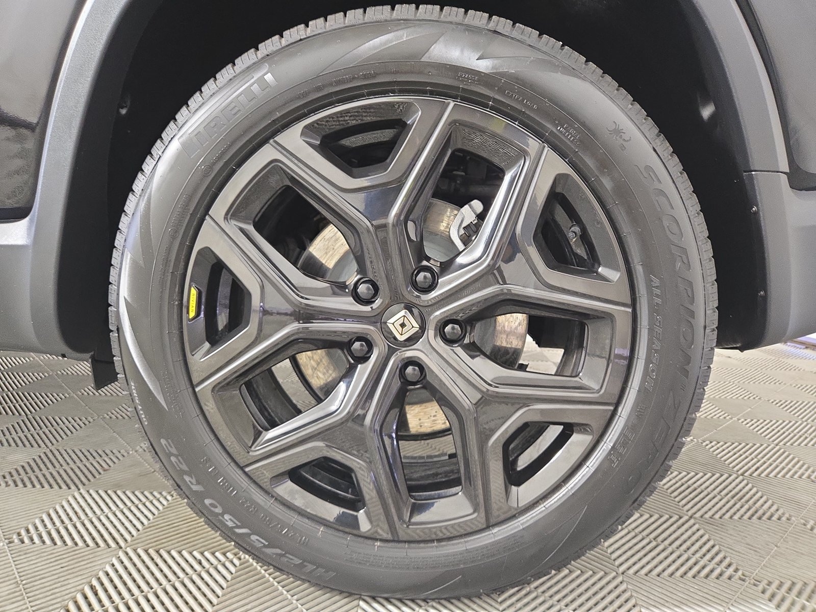 Used 2025 Rivian R1S Adventure Dual AWD/4WD image 10