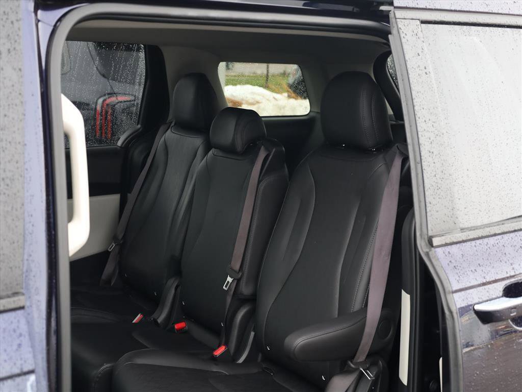 Used 2023 Kia Carnival LX image 18