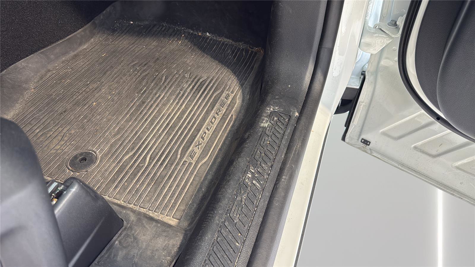 Used 2025 Ford Explorer Active image 28