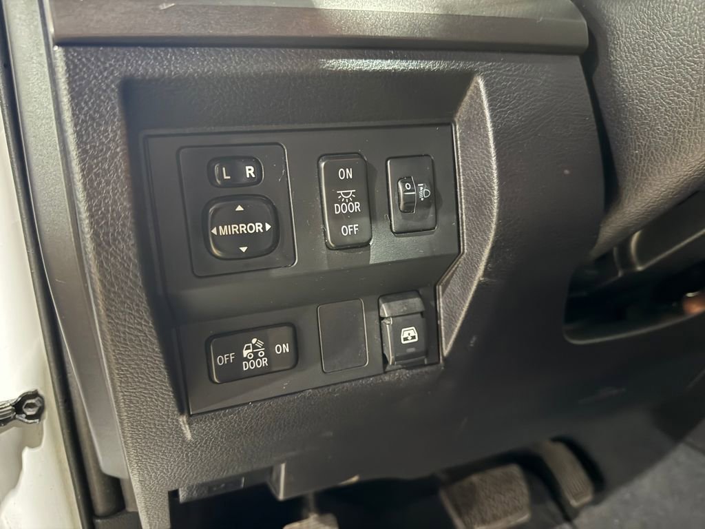 Used 2015 Toyota Tundra SR5 w/ SR5 Upgrade Package AWD/4WD image 19