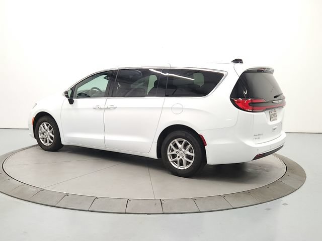 Used 2025 Chrysler Pacifica Select FWD image 6