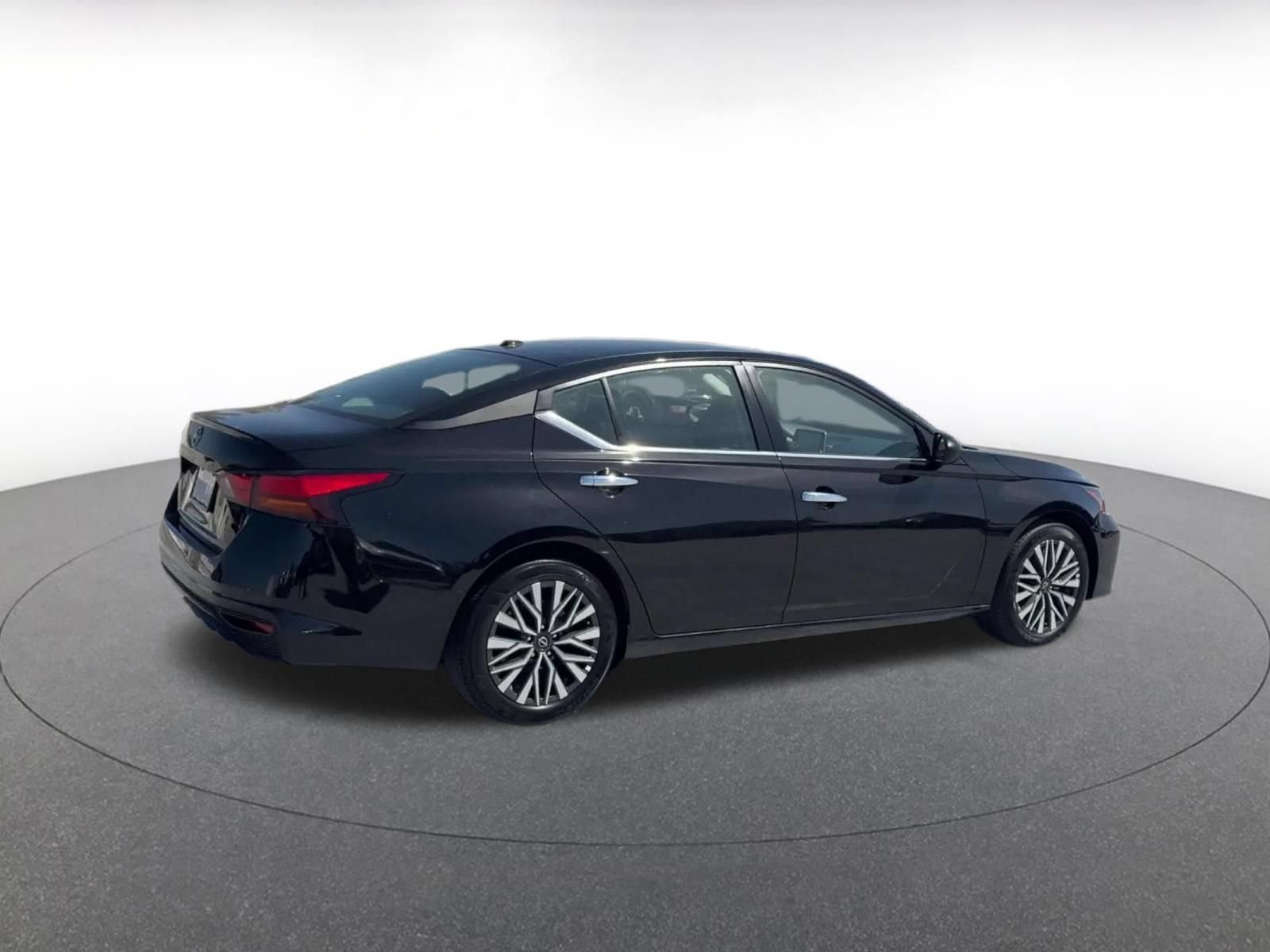 Used 2025 Nissan Altima 2.5 SV FWD image 14