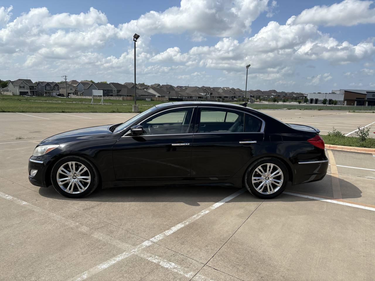 Used 2012 Hyundai Genesis 3.8 w/ Premium Pkg RWD image 2