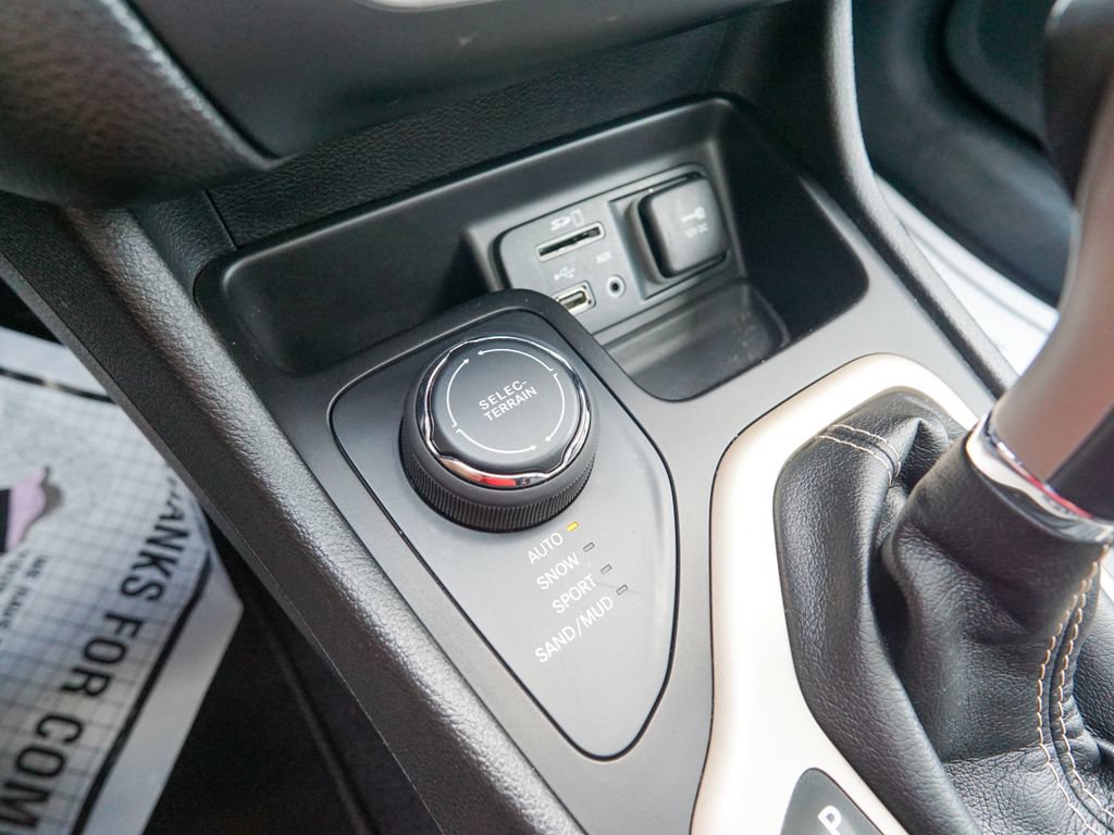 Used 2018 Jeep Cherokee Limited AWD/4WD image 29