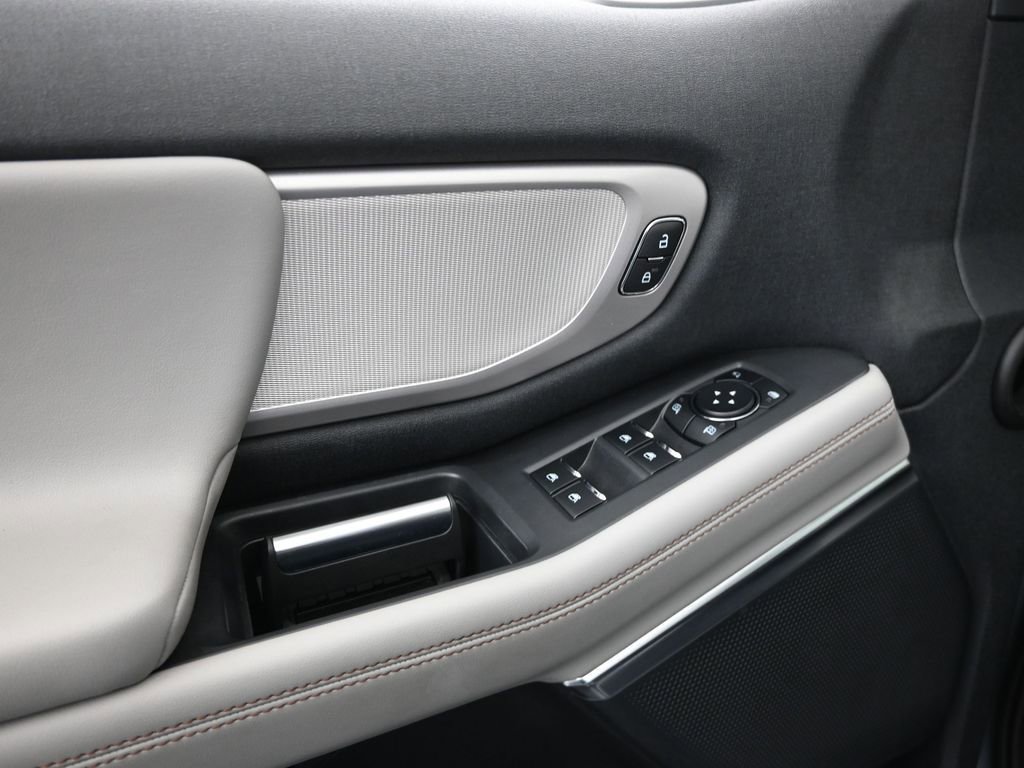 Used 2025 Ford Expedition Active image 12