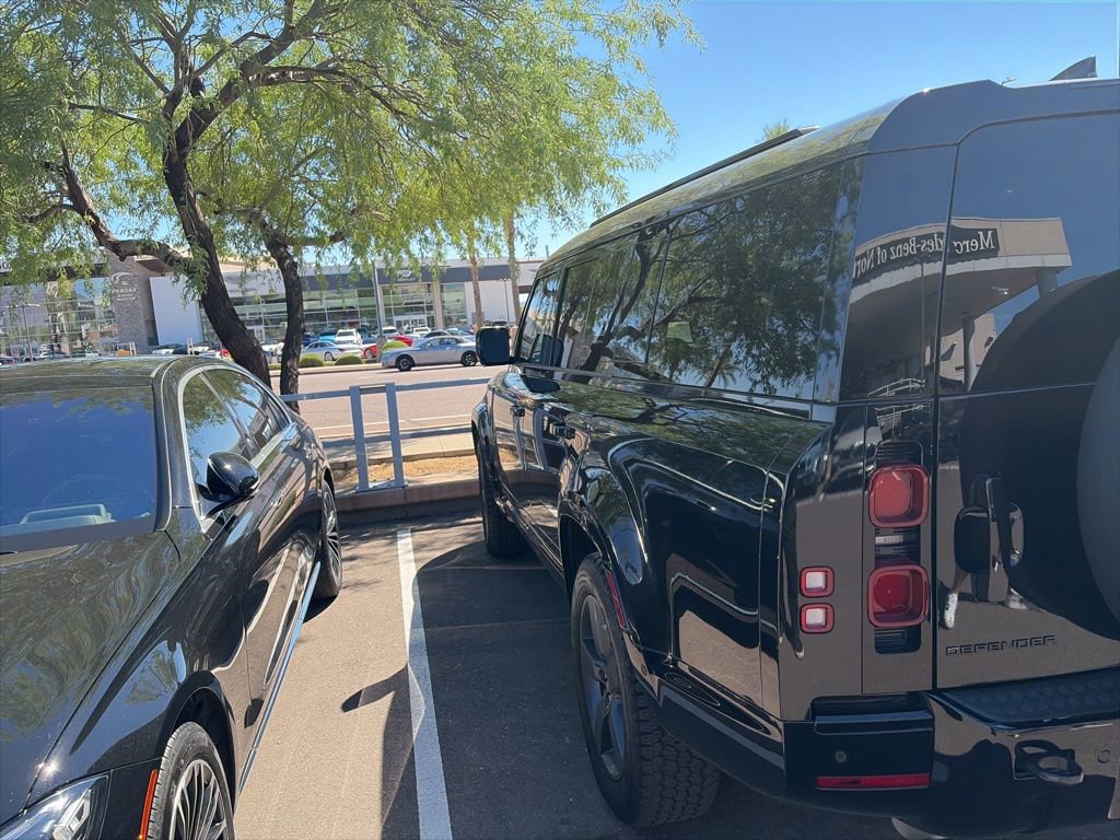 Used 2025 Land Rover Defender 130 X-Dynamic SE image 6