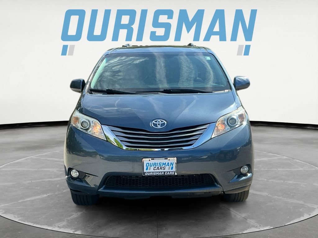 Used 2017 Toyota Sienna XLE Premium FWD image 2