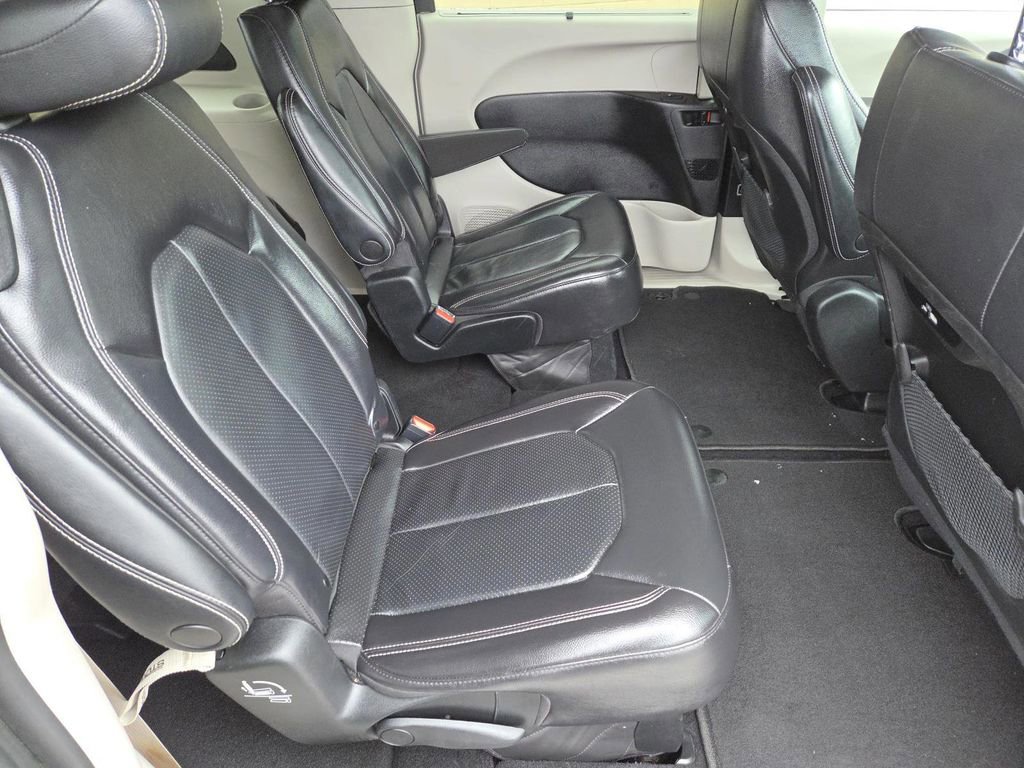 Used 2022 Chrysler Pacifica Touring-L image 18