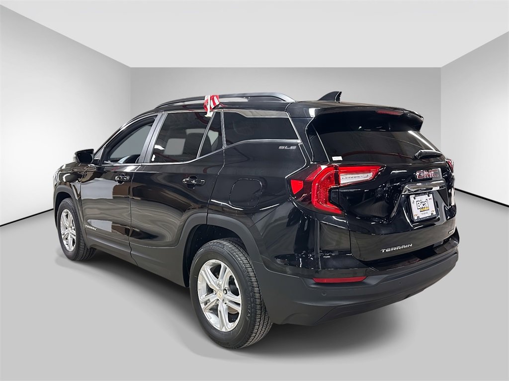 Used 2022 GMC Terrain SLE w/ Driver Convenience Package image 3