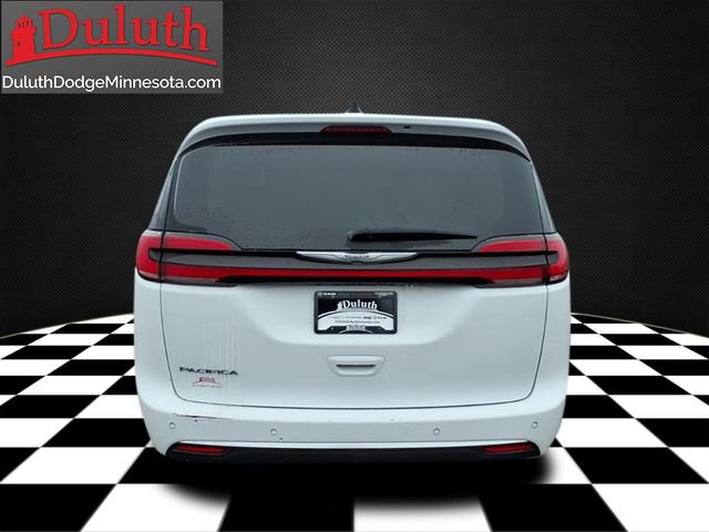 Used 2023 Chrysler Pacifica Touring-L FWD image 4